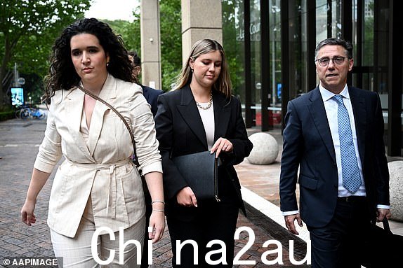 Brittany Higgins(中)于 2023 年 11 月 28 日星期二离开澳大利亚悉尼联邦法院。(AAP 图片/Dan Himbrechts)无存档