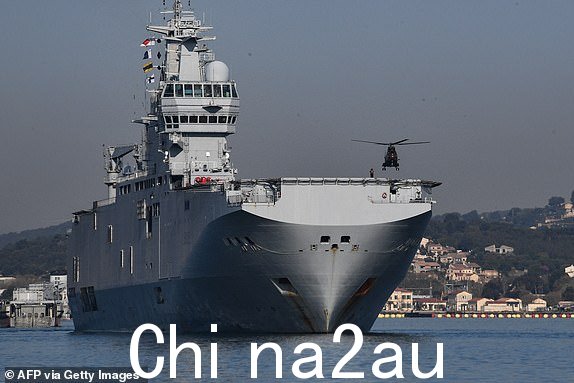 (FILES) 这张照片拍摄于2020 年 4 月 3 日,法国两栖直升机航母 (PHA) Dixmude 离开土伦港。港口消息人士称,法国直升机航母迪克斯穆德号被配置为为加沙地带的伤员提供医院支持,于2023年11月27日抵达埃及阿里奇港,船上配有“两个手术室”和约60张床位向法新社报道。据联合国称,最近几周,在加沙大多数医院被迫停止服务后,数百名重伤的巴勒斯坦人持有特别出境许可证进入埃及。 (摄影:Anne-Christine POUJOULAT/法新社)(摄影:ANNE-CHRISTINE POUJOULAT/法新社,来自 Getty Images)