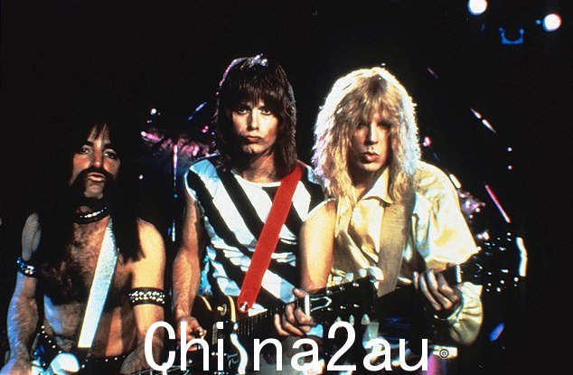 讲述故事:原版电影讲述了虚构的重金属乐队 Spinal Tap(如图)的成员 - 被称为“英格兰最响亮的乐队之一”