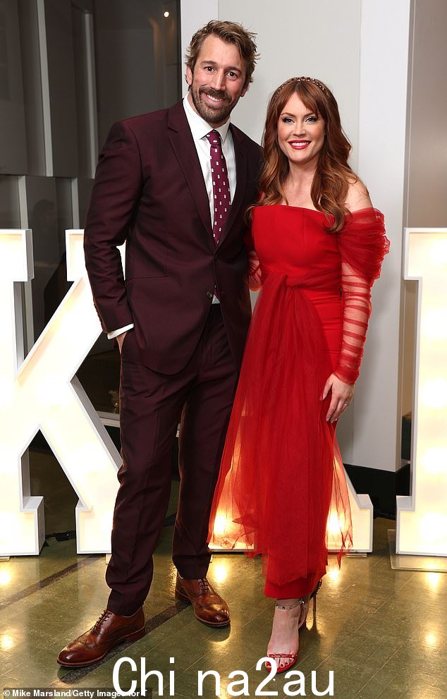 舒适:卡米拉·克斯莱克 (Camilla Kerslake) 与丈夫克里斯·罗布肖 (Chris Robshaw) 周一共同举办了船长圣诞慈善活动,展现出恩爱的样子