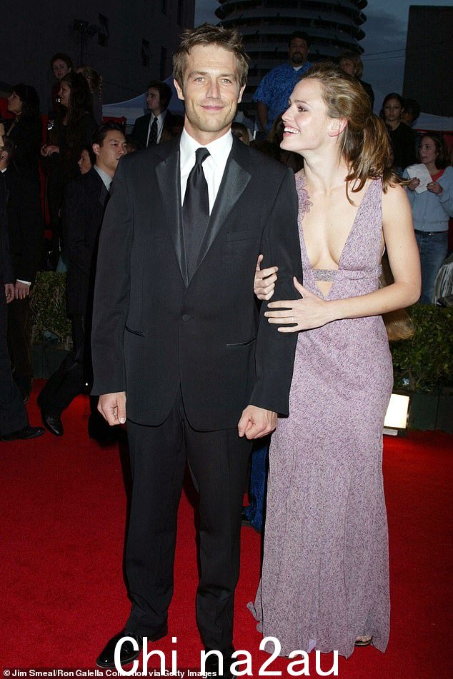 友好的前任:周一,詹妮弗·加纳 (Jennifer Garner) 公开祝愿她的前男友迈克尔·瓦尔坦 (Michael Vartan) 55 岁生日快乐,并分享了 ABC 间谍剧《双面女间谍》中角色西德尼·布里斯托 (Sydney Bristow) 和迈克尔·沃恩 (Michael Vaughn) 的照片(摄于 2003 年) )