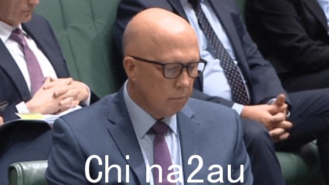 反对党领袖 Peter Dutton 多次哽咽他向 18 岁的查理·史蒂文斯 (Charlie Stevens) 致以深切的敬意，后者在校园庆祝活动中涉嫌肇事逃逸事件中丧生。图片：已提供。