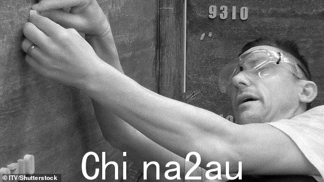 内拉的工作是将密码输入到不同的挂锁中,而弗兰基则被锁在一个漆黑的盒子里,而他则用手辨认出刻在墙上的密码