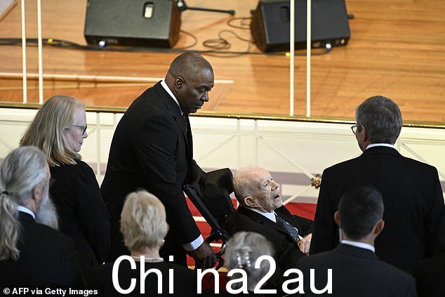 前总统吉米·卡特抵达参加其已故妻子的葬礼