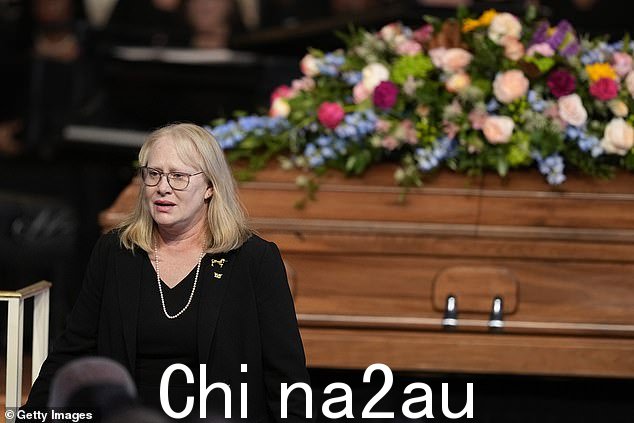 艾米·卡特在读到父亲 75 年前在海军服役时写给母亲的一封信时,强忍住泪水