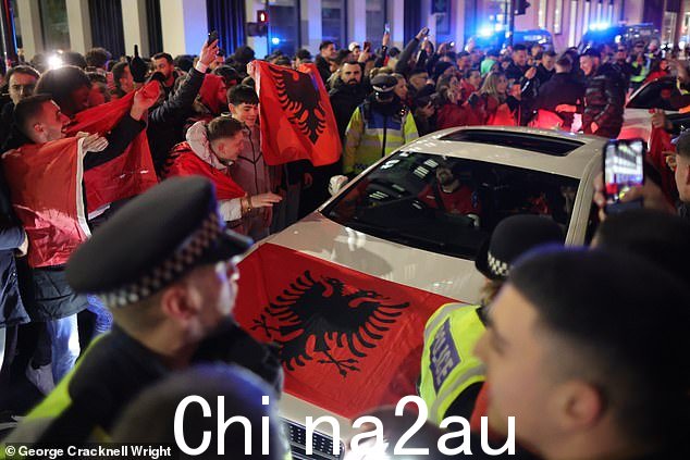 伦敦的阿尔巴尼亚人聚集庆祝时举着旗帜周二是该国的独立日