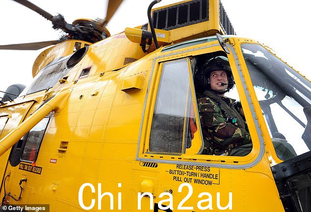 在其他地方,斯考比阴谋性地谈论了 75 岁的国王和 41 岁的威尔士亲王之间为争夺聚光灯和公众认可而日益激烈的斗争