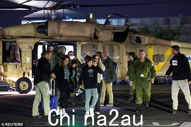 家人抵达特拉维夫区拉马特甘的示巴医疗中心,哈马斯和以色列之间的人质囚犯交换协议预计将释放人质