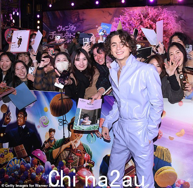 11 月 20 日在东京,Chalamet 身穿淡紫色 PVC 连身裤,在电影的日本首映式上与粉丝聊天