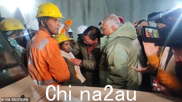 2023 年 11 月 28 日,印度北部北阿坎德邦 Uttarkashi 倒塌隧道现场,一名被困工人被救出后接受检查