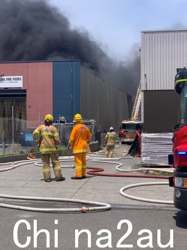 消防员与大火搏斗:图片 Facebook / Passive Fire Warehouse