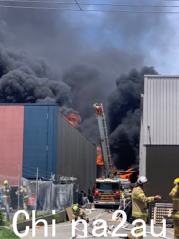 可以看到工厂冒出大量烟雾。来源：Facebook / Passive Fire Warehouse