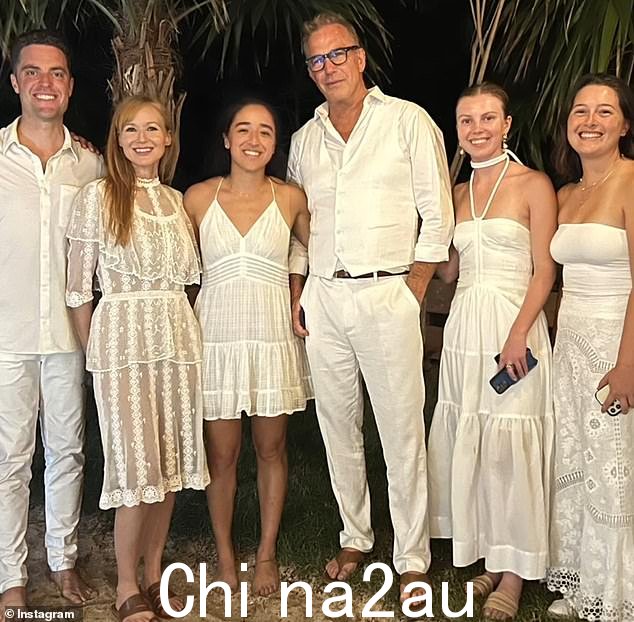 TMZ 周五声称,凯文·科斯特纳和歌手朱厄尔去年 11 月一起去了理查德·布兰森的岛屿后正在“约会”。此处,朱厄尔位于左起第二位,凯文位于中间