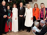 卡米拉女王与 Joanna Lumley 女爵士、Prue Leith 女爵士和 Gyles Brandreth 等名人一起在圣保罗大教堂举行慈善圣诞颂歌音乐会