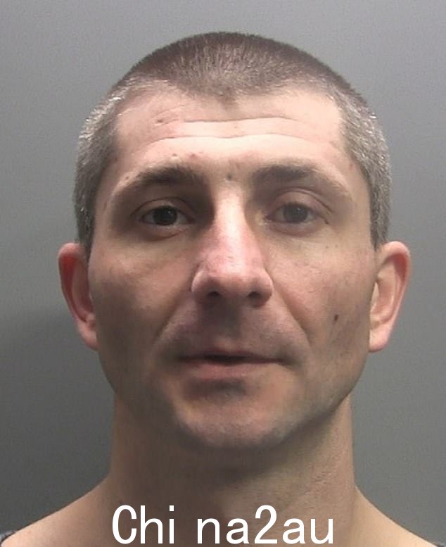 Andrzej Jasinski,38 岁,走进卡莱尔汤姆森街的房子,当时一位祖父和他的孙女坐在一起