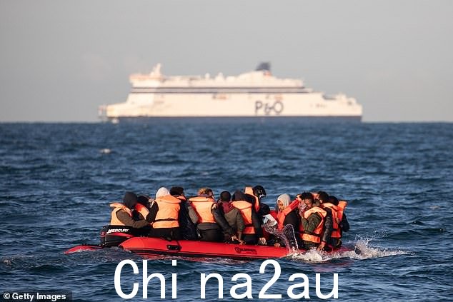 2020 年 9 月 7 日,多佛海岸外,移民紧紧挤在一艘小型充气船上,试图横渡英吉利海峡