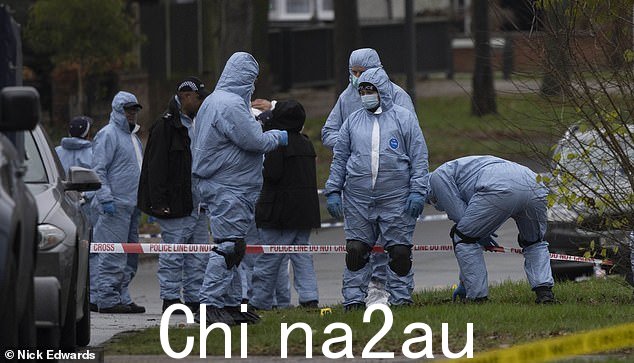 法医人员于周四在爆炸现场拍照