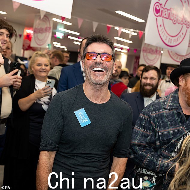 Simon Cowell 周四参加 ICAP 在贸易公司伦敦总部举行的年度慈善日,看上去精神抖擞