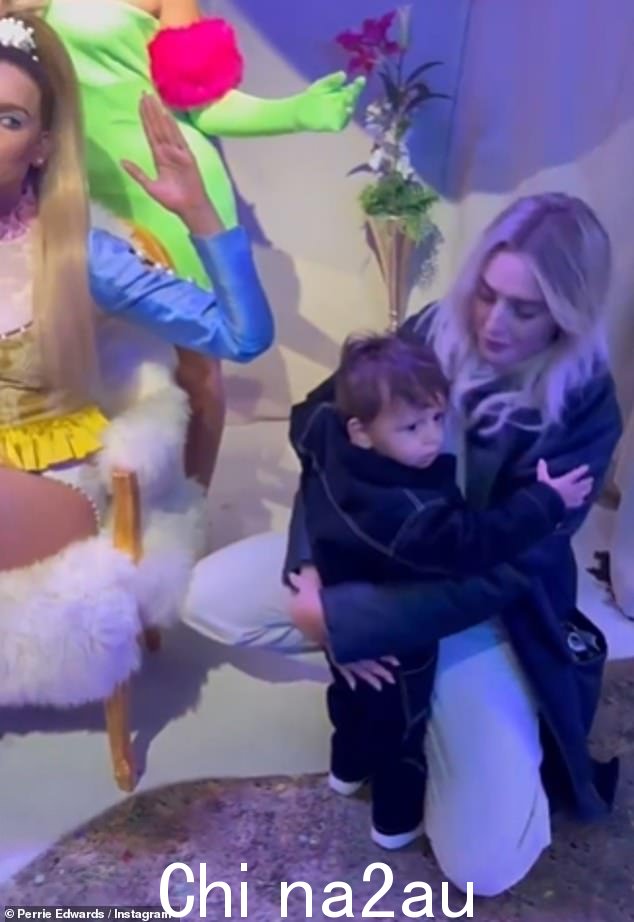 Perrie Edwards 分享了一段视频,记录了她第一次带着儿子 Axel 去杜莎夫人蜡像馆参观她的蜡像,但他没有看到我确信