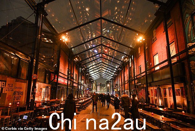 曼彻斯特托马斯街和高街搭建了一条巨大的T台,众多明星将在寒冷中度过几个小时,欣赏这家时尚巨头的最新系列