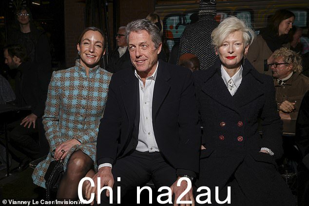 这对拥有三个孩子的夫妇在这场众星云集的活动中坐在蒂尔达·斯文顿 (Tilda Swinton) 旁边