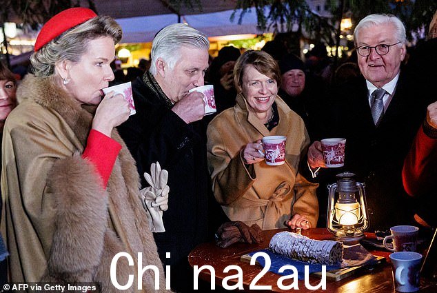比利时王室成员享受圣诞市场提供的一切 - 包括食物和饮料