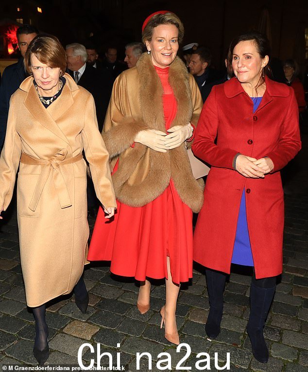 Mathilde 与德国总统的妻子 Elke Büdenbender(左图)和萨克森部长的妻子 Annet Hofmann(右图)一起参加