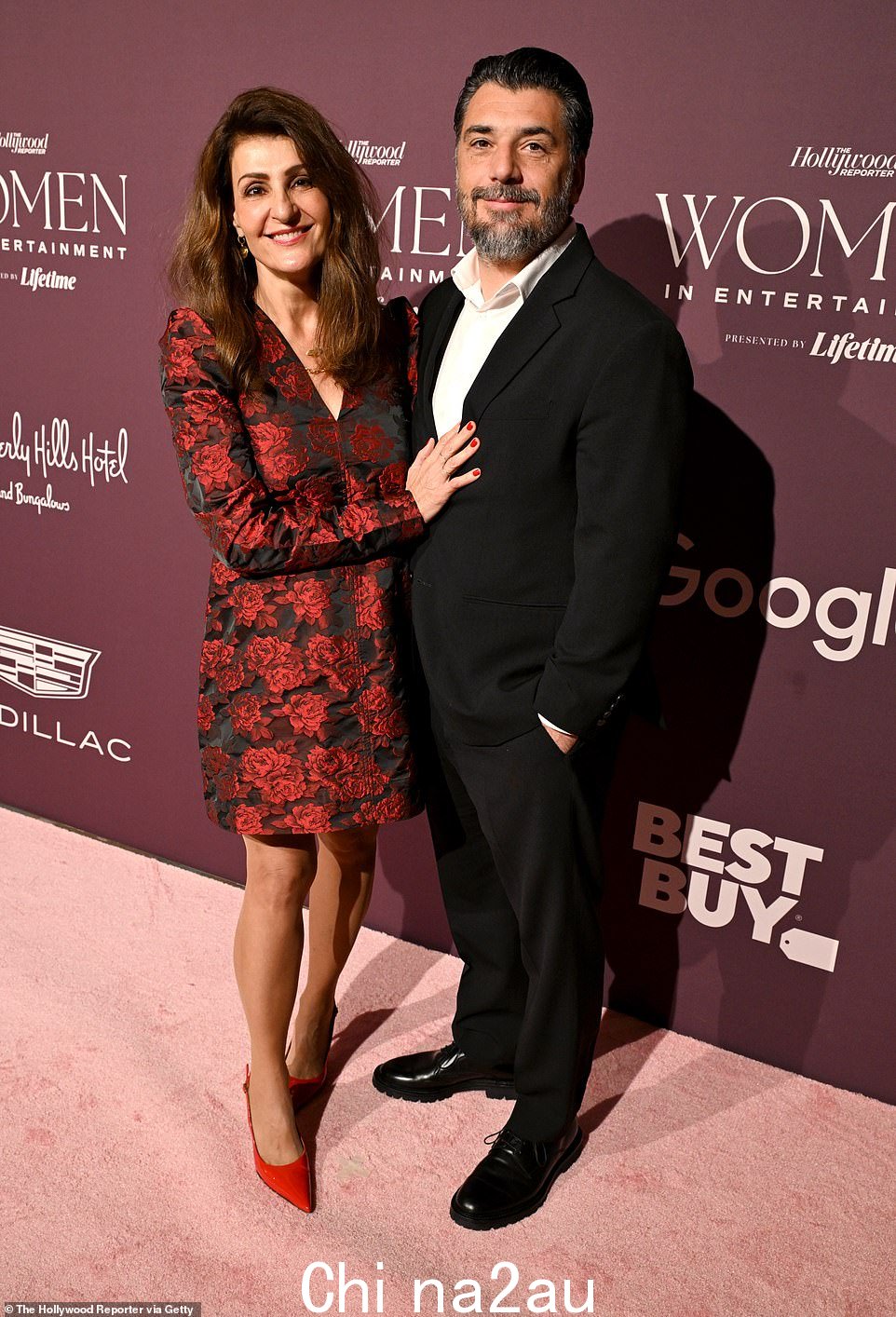 Nia Vardalos 和她的男友 Spiros Katsagans 在红地毯上摆出姿势——他们自去年开始约会以来首次公开亮相