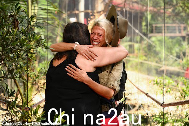 两人在分开数周后重聚时分享了一个非常感人的拥抱,并对着镜头含泪微笑