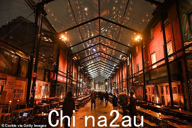 街道上覆盖着天篷,以保护观看活动的人免受雨淋