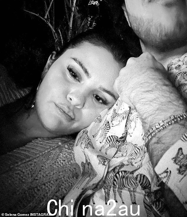 赛琳娜·戈麦斯 (Selena Gomez) 似乎证实了她与音乐制作人本尼·布兰科 (Benny Blanco) 的关系。12 月 7 日星期四,这位 31 岁的歌手/女演员在 Instagram 故事中发布的一张照片中,似乎拥抱着 35 岁的本尼·布兰科 (Benny Blanco)