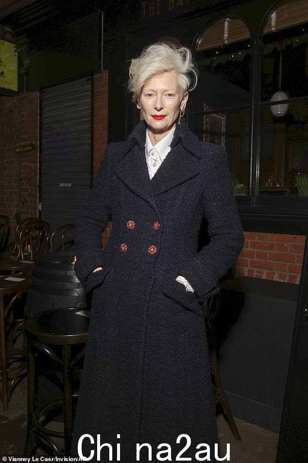 蒂尔达·斯文顿 (Tilda Swinton),63 岁,身穿白衬衫和粗花呢夹克,在活动中摆出一副风暴的姿态,展现出精致的身材