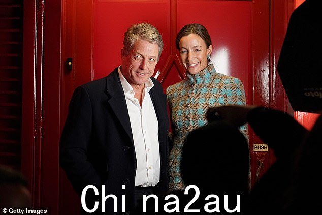 这对于 2018 年喜结连理的夫妇,在镜头前摆出姿势时似乎一如既往地恩爱
