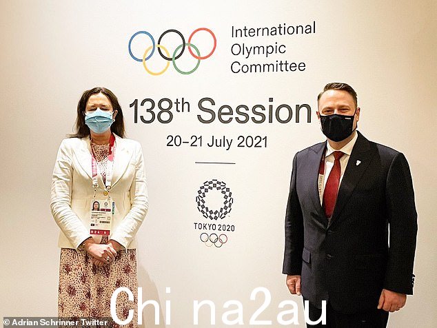 Annastacia Palaszczuk(左图)与 Schrinner 先生在日本,布里斯班被宣布为 2032 年奥运会主办国