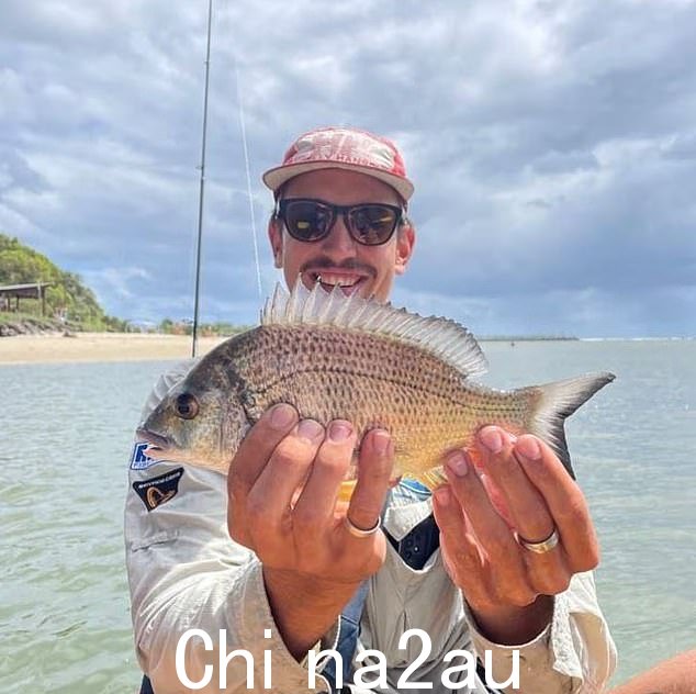 这名25岁的男子(如图)掉入洞后不小心将自己活埋,导致沙墙倒塌压在他身上