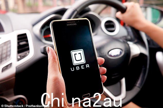 通过 Uber 应用预订黑色出租车的人将看到估计价格,但将按计价器收取费用,另加 Uber 保留的 2 英镑预订费