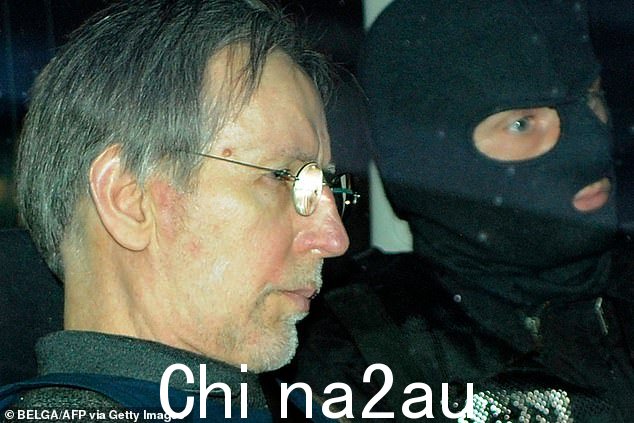 Olivier 因参与 Fourniret 犯下的四起杀戮和轮奸案(见于 2008 年)而被判处无期徒刑