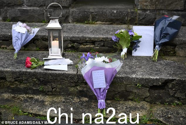 在加尔格村战争纪念馆为男孩们留下的鲜花、照片和情感悼念