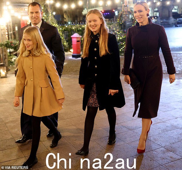 家庭:Peter Phillips(左二)与他的妹妹 Zara Tindall(右)以及他的女儿从左到右)Savanah 和 Isla 一起参加音乐会