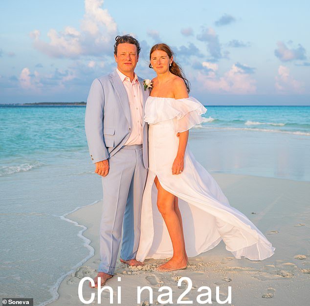 杰米·奥利弗 (Jamie Oliver) 透露,他五月份在马尔代夫与妻子乔尔斯 (Jools) 举行的誓言更新仪式对他来说比实际的婚礼意义更大。