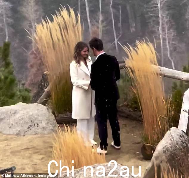 在排练视频旁边,马修写道,两人可能站在那里“祈祷”。 '这是在我们婚礼彩排期间,当时正在下雪,这是我妻子在我们到达那里之前要求的'