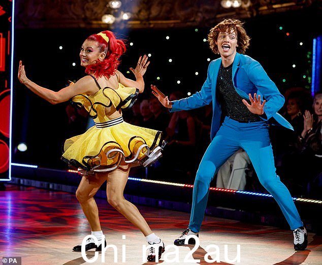 Dianne Buswell 和 Bobby Brazier 在周六 BBC1 的《舞动奇迹》现场表演中亮相