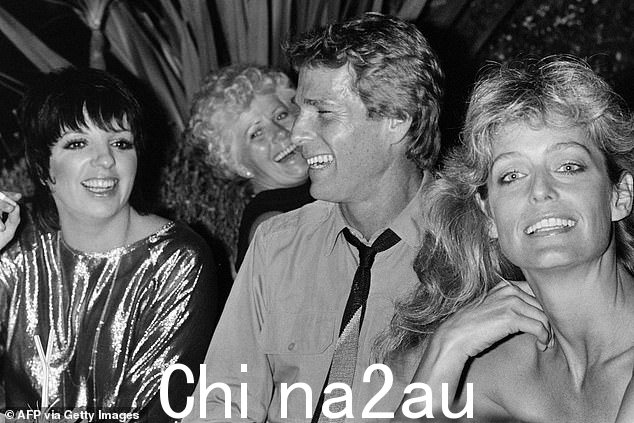 Farrah Fawcett(右)与 Ryan O'Neal(中)和美国歌手兼演员 Liza Minnelli(左)