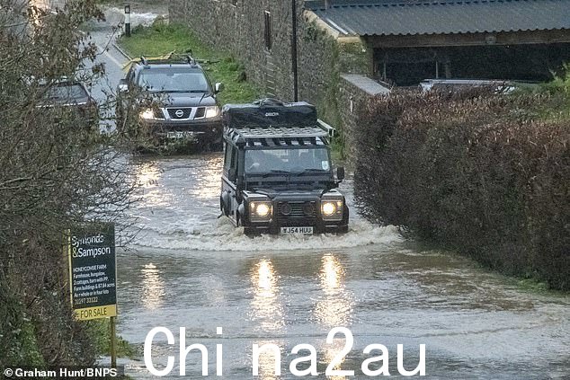 昨天,路虎和日产汽车驶过多塞特郡的一个大水坑,该地区正与大雨作斗争