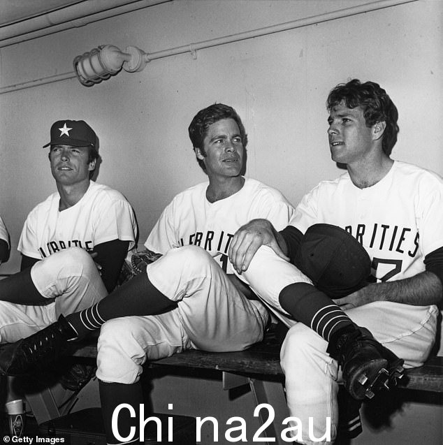 1967 年 2 月:克林特·伊斯特伍德、道格·麦克卢尔和奥尼尔在一场名人棒球比赛中从左到右出现