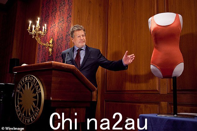 2011 年 2 月:奥尼尔在向华盛顿特区的史密森尼国家历史博物馆捐赠福塞特的纪念品(包括她标志性的红色泳衣)的仪式上发表讲话。