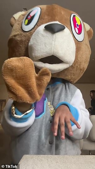 North,10 岁,一直在模仿她父亲的吉祥物,其中包括在 TikTok 上装扮成万圣节视频中的熊
