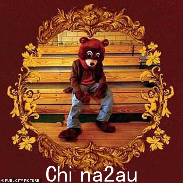 熊吉祥物的首次商业用途出现在 West 2003 年 9 月的首张单曲 Through The Wire 的封面艺术中,这导致它被用于他的首张录音室专辑 The College Dropout 的封面(2004)