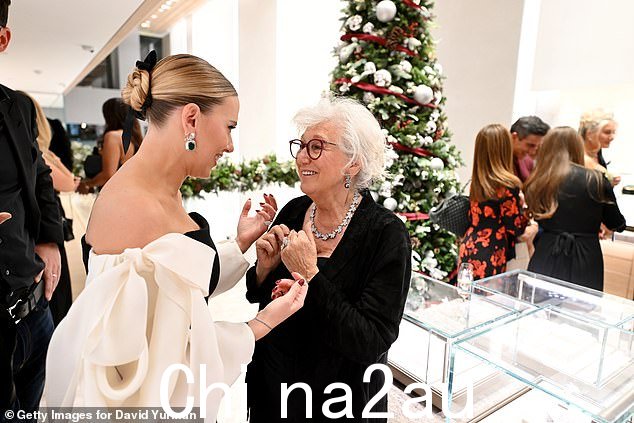 Scarlett and Sybil chatted the night away