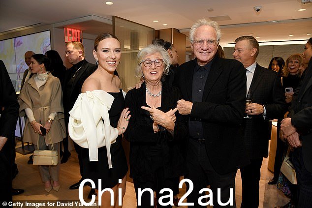 Scarlett even posed for a few snap with the co-founders and designers of David Yurman, Inc. David and Sybil Yurman